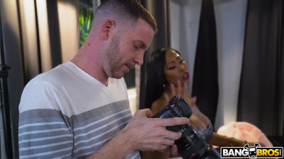 Bootylicious Moriah Mills treats photographer with her black buns