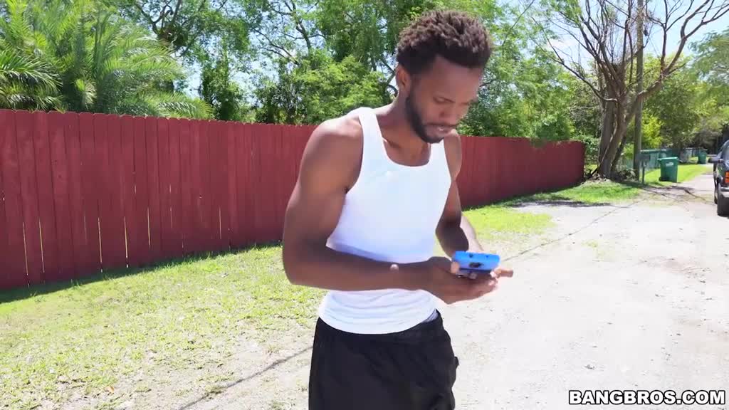 Harley Jade attracts mandingo with her big booty during morning jogging Porn Videos | ePornFap.