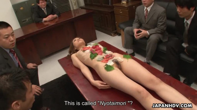 Tachiki Yui serves sashimi on her naked body for colleagues in office