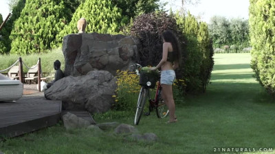 Curly diva Laurita rides a bike for 10 miles to get a D