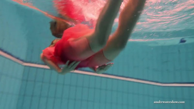 Hot lady takes her lovely red dress and shows her body underwater