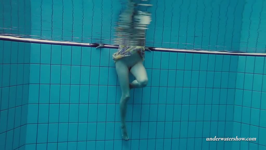 Excuisite Euro girl Lera swimming and undressing underwater Porn Videos | ePornFap.