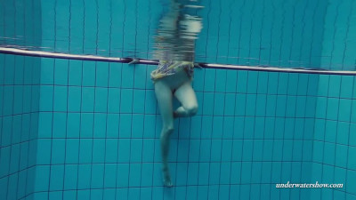 Excuisite Euro girl Lera swimming and undressing underwater