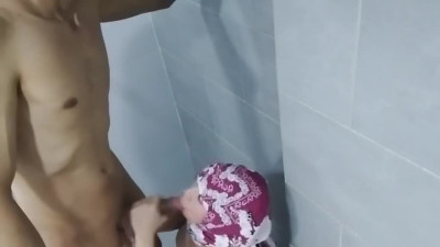 Amateur bathroom quickie with an Arab girl in hijab and her bf