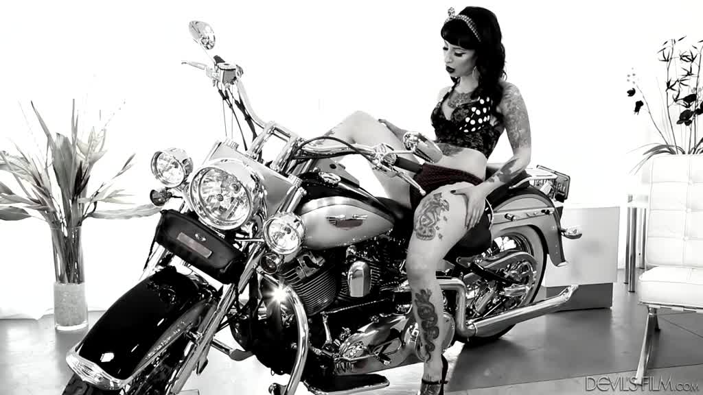 Voluptuous and tattooed pin-up mom Dollie Darko is boned on a chopper Porn Videos | ePornFap.