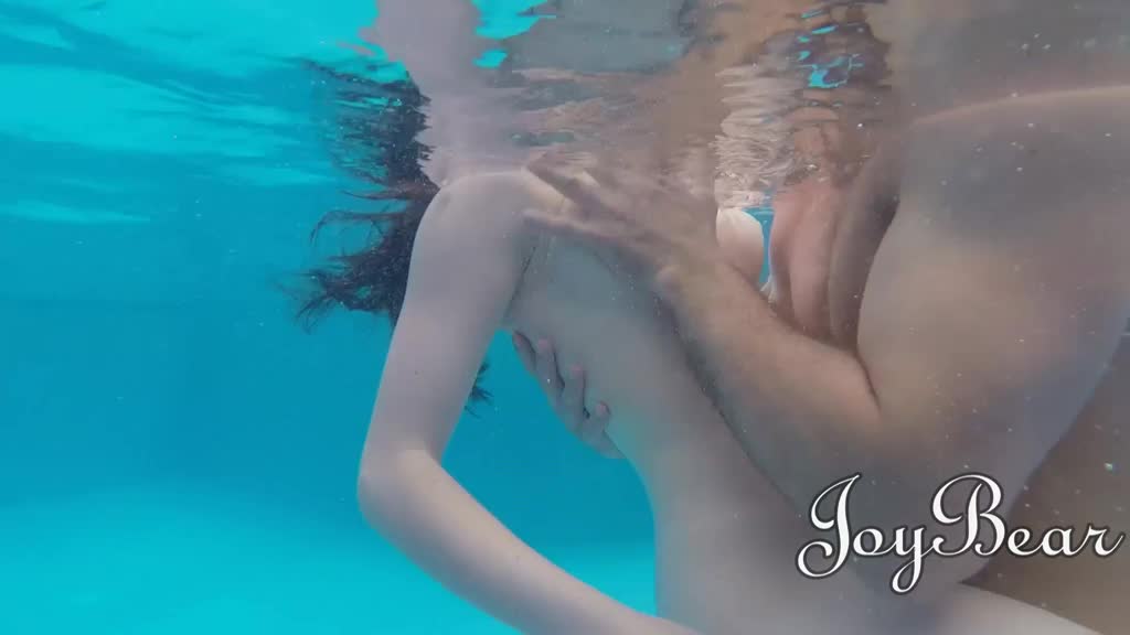 Full bodied pale vixen Samantha Bentley sucks cock under water Porn Videos | ePornFap.