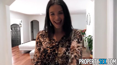 Spanish estate agent entices her client with a sexy deal with her body