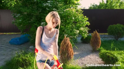 Horny teen plays with her pussy at the backyard