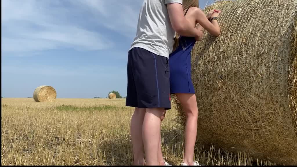 Amateur couple fucks in a field while no one sees Porn Videos | ePornFap.